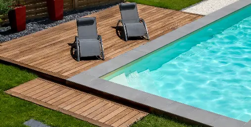 Piscine extérieure avec transats