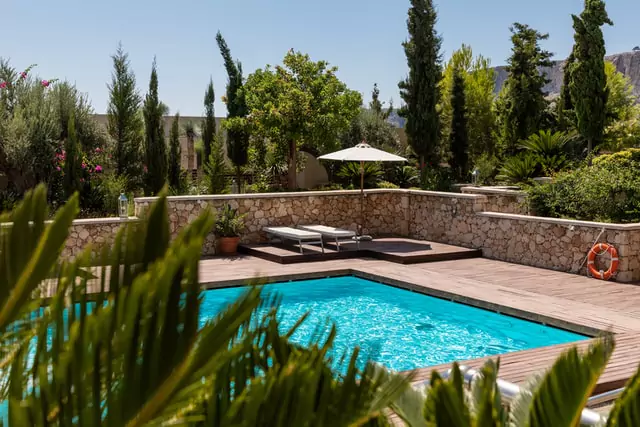 piscine extérieure avec terrasse