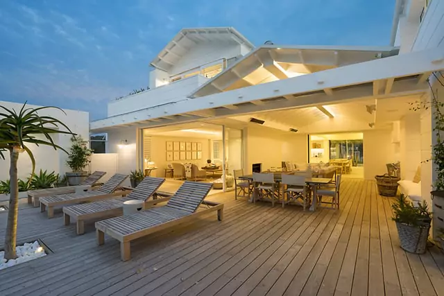 terrasse de maison avec salon de jardin et transats